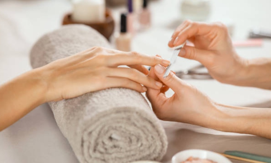 Image 3: Manicura, pedicura o uñas gel con esmaltado clásico o semipermanente 