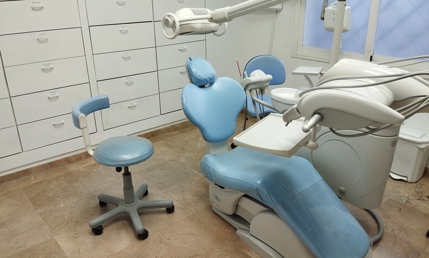 Image 2: Limpieza bucal con opción a blanqueamiento en Clínica Dental Tomares