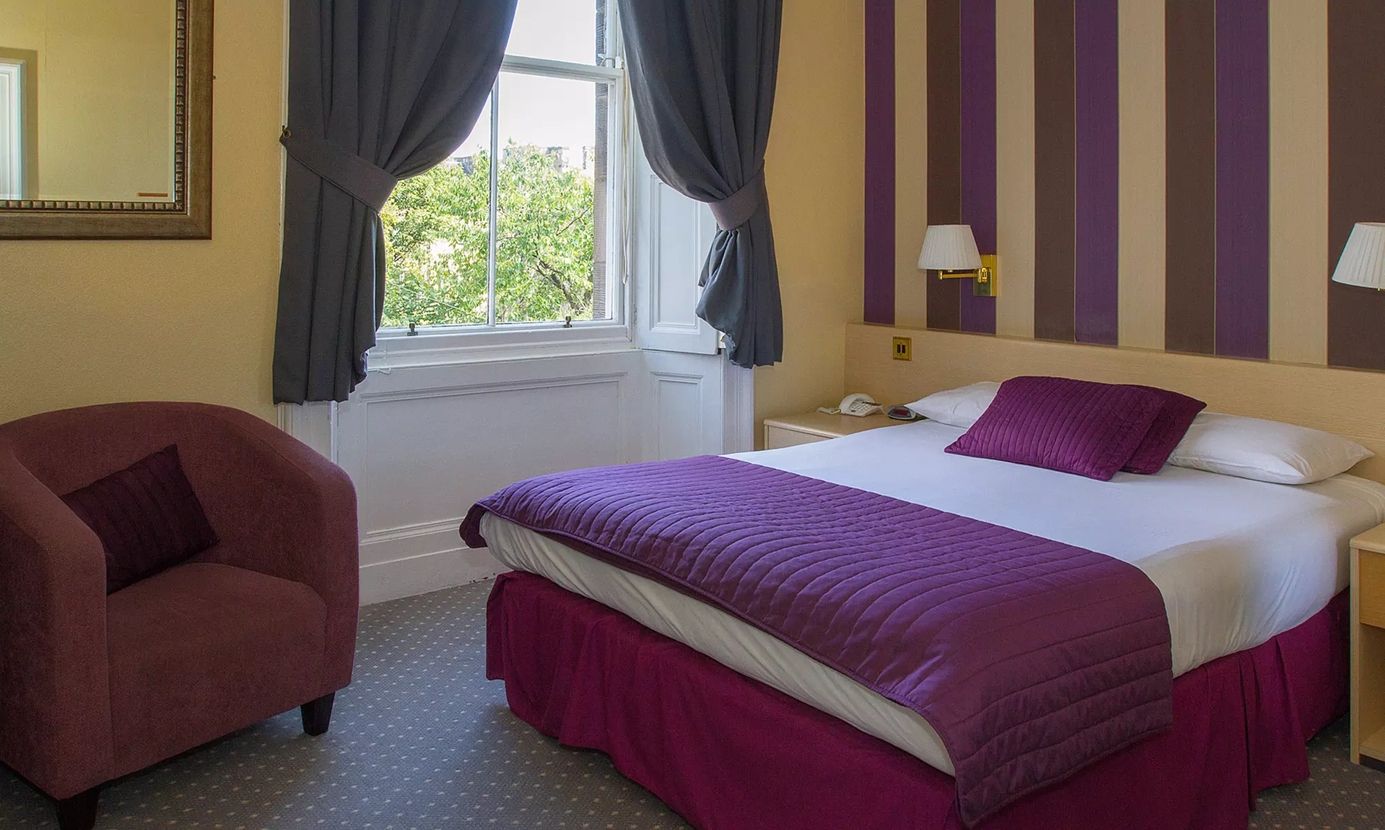 Edinburgh: 1 Nights with Continental Breakfast and a Welcome Drink