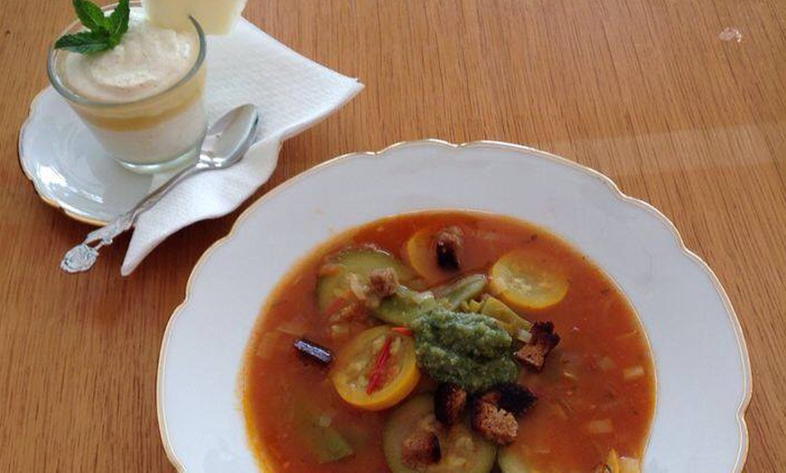 Image 3: Hausgemachte Suppe und Getränk