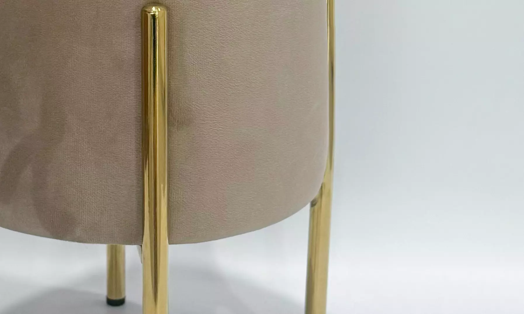 Puf de terciopelo con espacio de almacenamiento