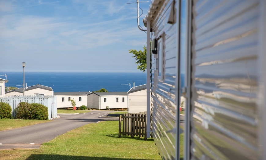 Image 3: Cornwall: Two-Bedroom Caravan for Six,