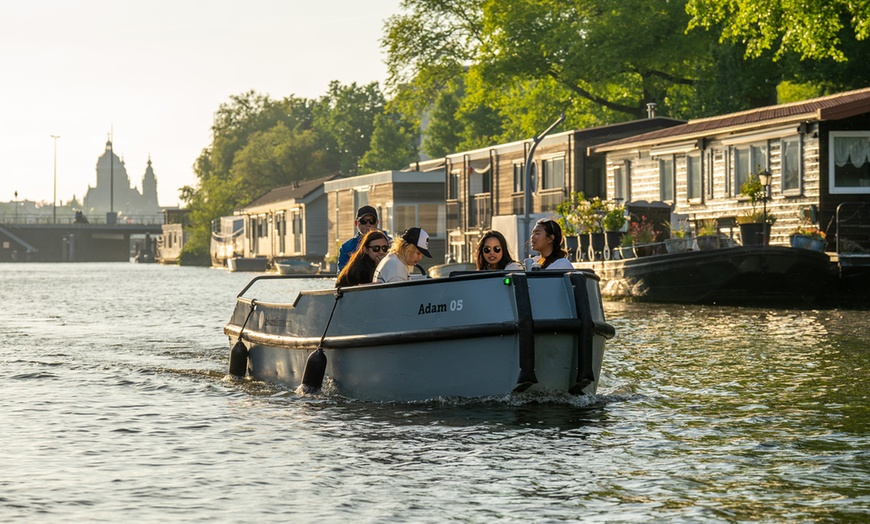 Image 6: Amsterdam vanaf het water: sloep huren tot max. 10 personen