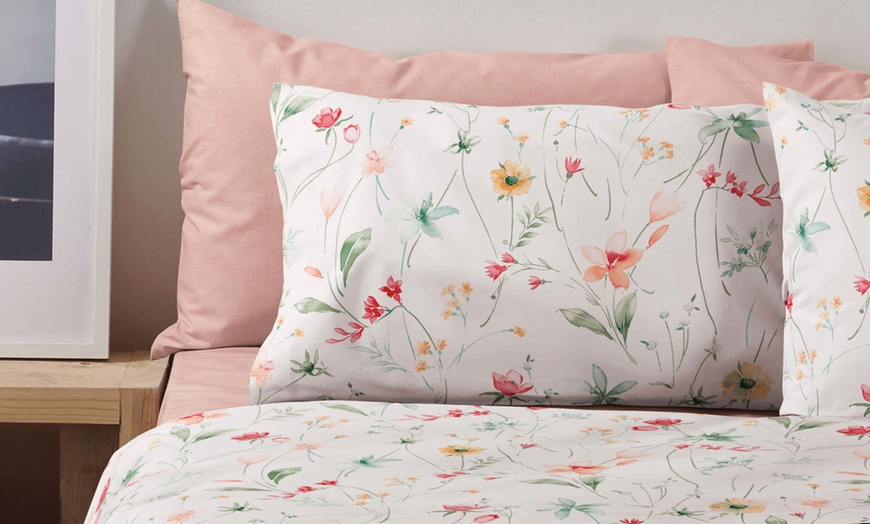 Image 8: Juego de sábanas para cama doble 100 % algodón con flores de Bassetti