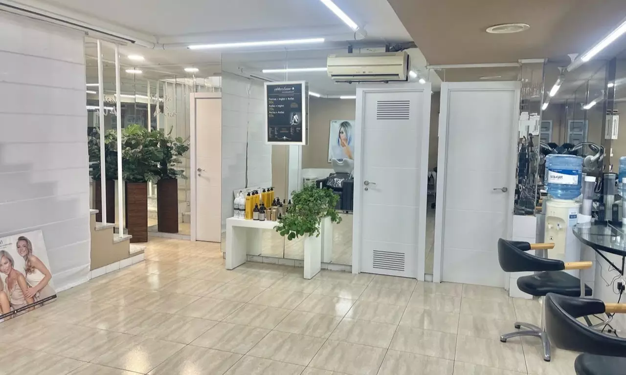 Sesión de peluquería con lavado, hidratación, masaje craneal, corte y opción a color y/o mechas en Marta de Gea - Second Medium