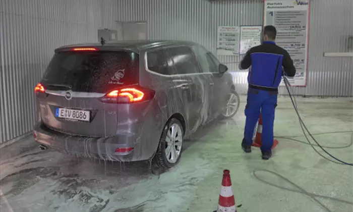 Basiswäsche für 1 PKW opt. + Felgenreinigung usw. oder Premium-Wäsche