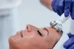 1 o 2 sesiones de tratamiento facial combinado con tecnología Indiba ONA para 1 persona: exfoliación, hidratación y más - Image 3