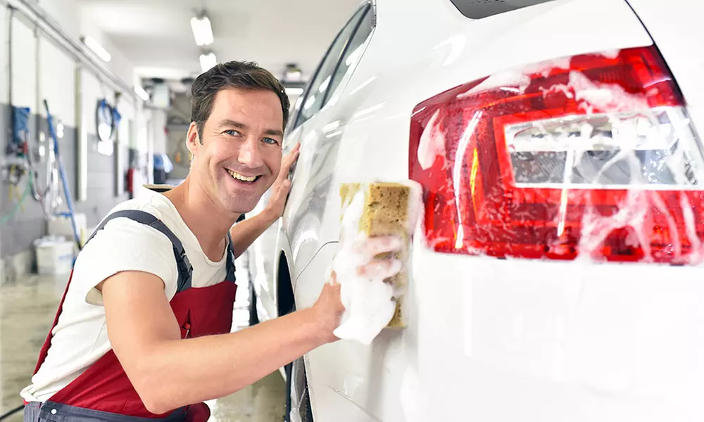 Professionelle Autoaufbereitung inkl. Motorwäsche, Außen- und Innenreinigung bei Profi Car Cleaner (34% sparen*) - Primary Image