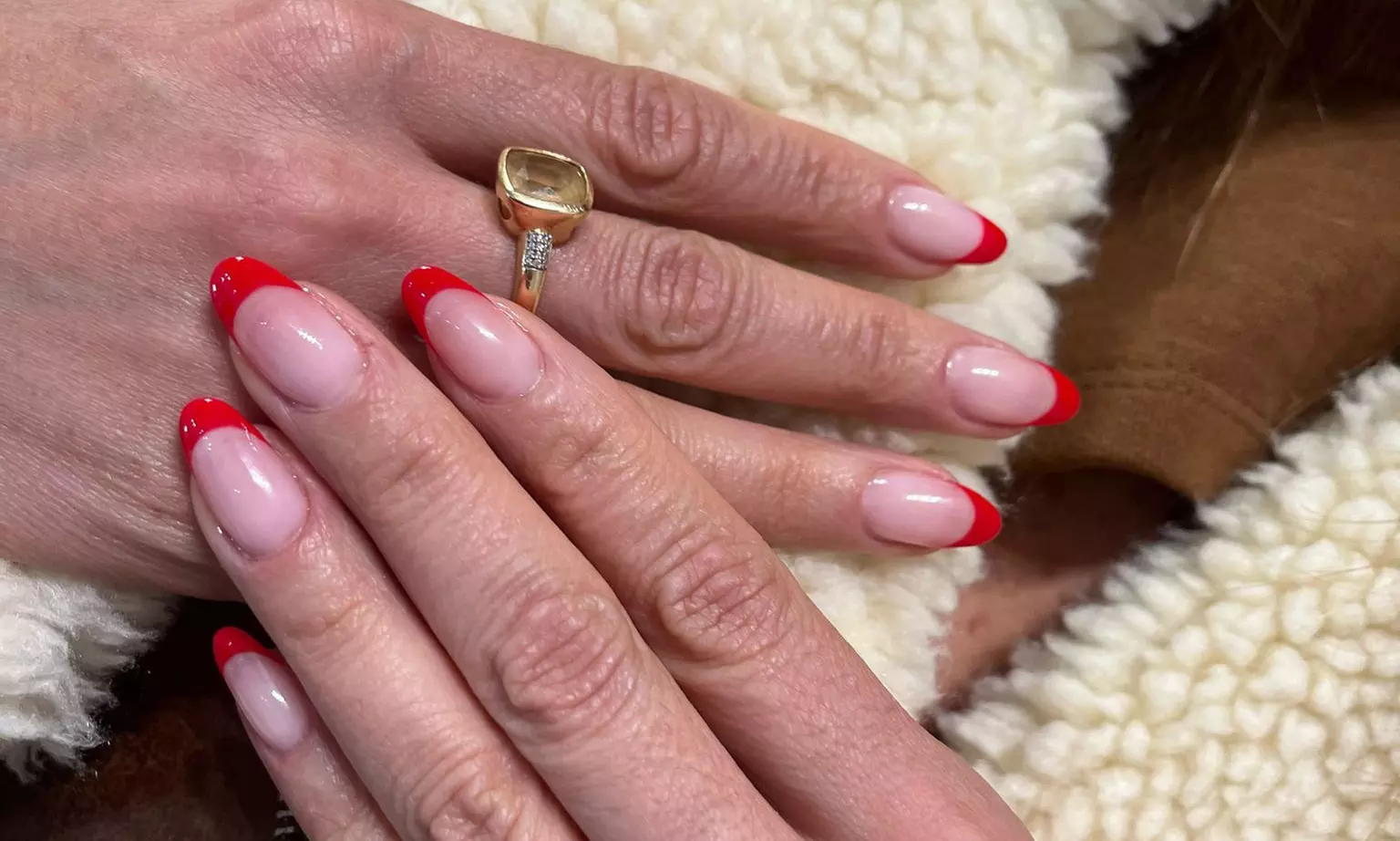 Uñas con gel o acrílico, esmaltado semipermanente y opción a diseño