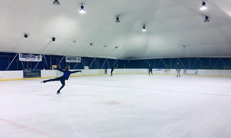 Ingressi fino a 3 bambini e 2 adulti, con stuzzicherie e bibita alla pista di pattinaggio Ice Emotion, con eventi a tema