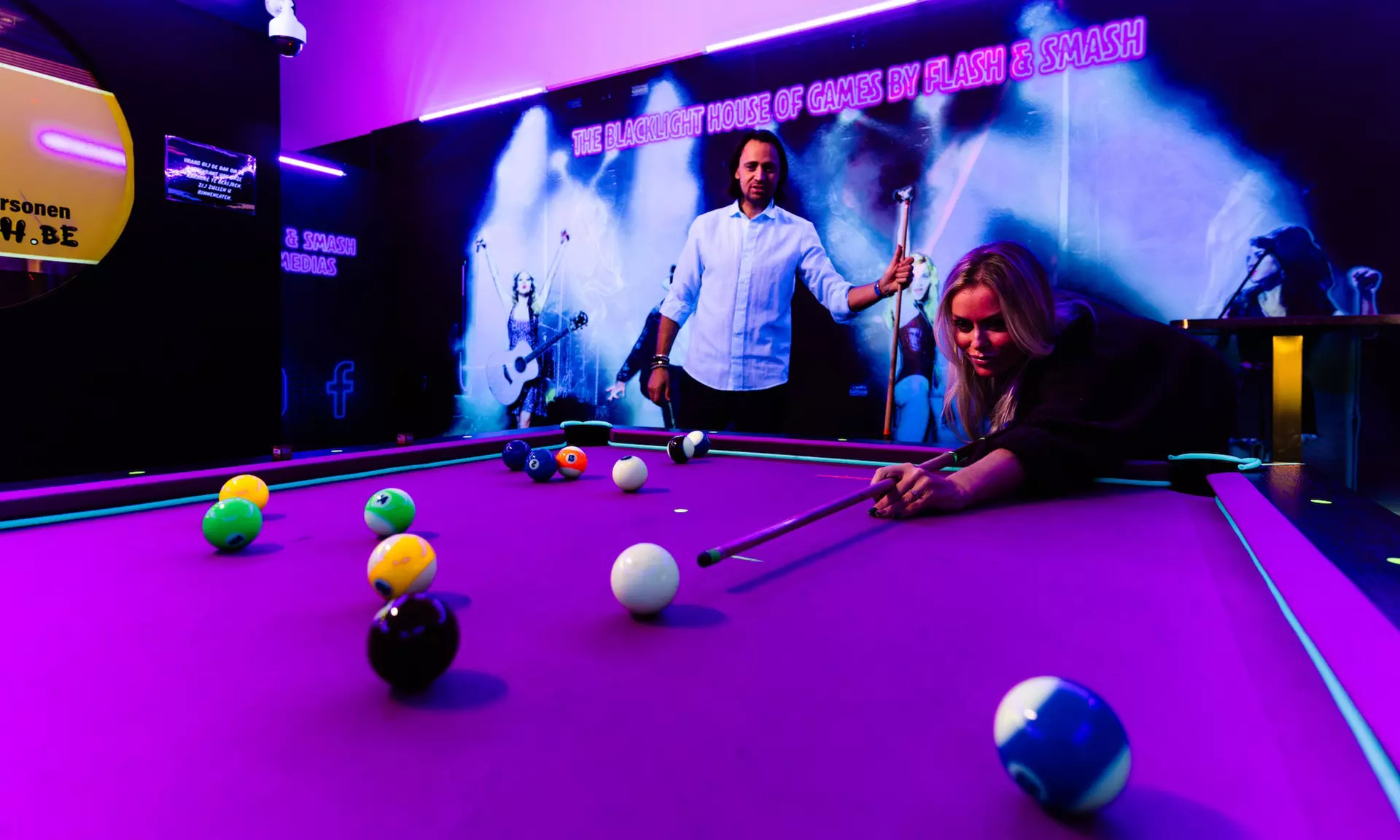 Daag je vrienden uit: een potje blacklight pool bij Flash And Smash