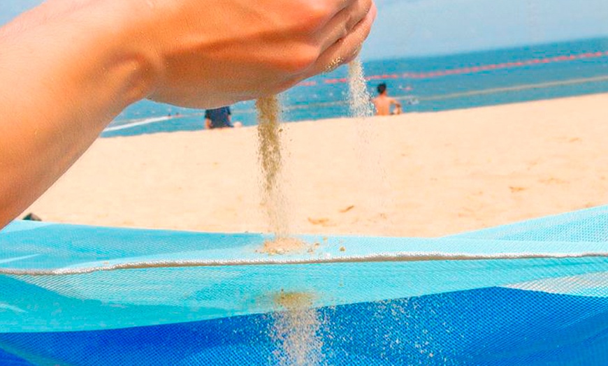 Image 7: No Sand Jumbo Beach Mat
