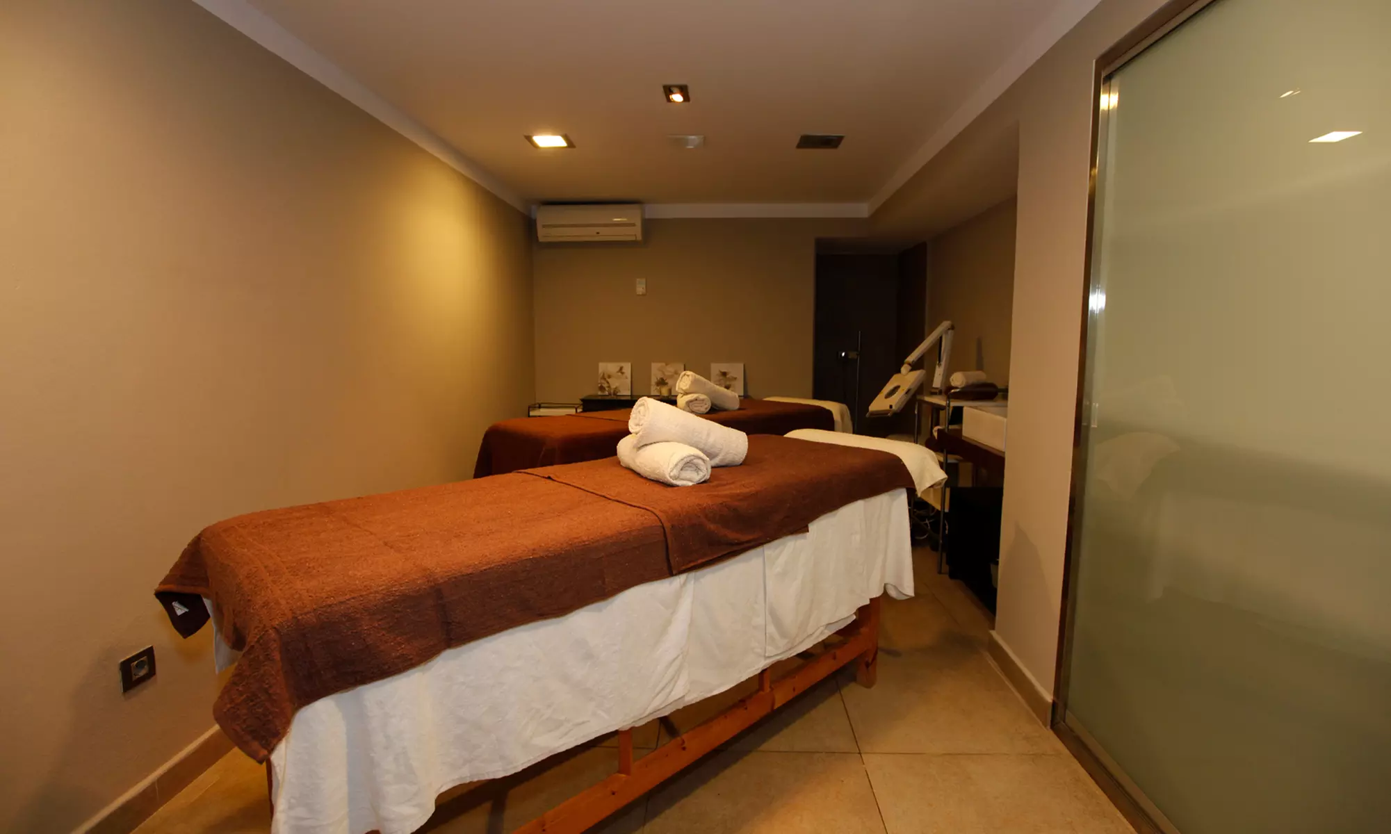 Circuito spa con opción a almuerzo o cena con bebida y masaje para 2