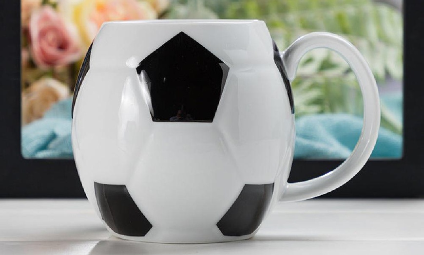 Image 2: Tasse à bière en forme de ballon de football