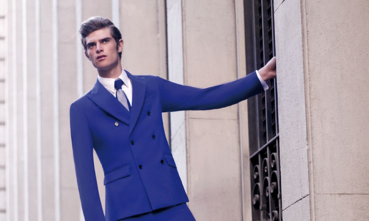 Traje y camisa estilo italiano