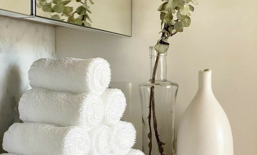 Image 2: Discover Serenity with a 45-60 Min Indian Back,Neck & Shoulder Massage