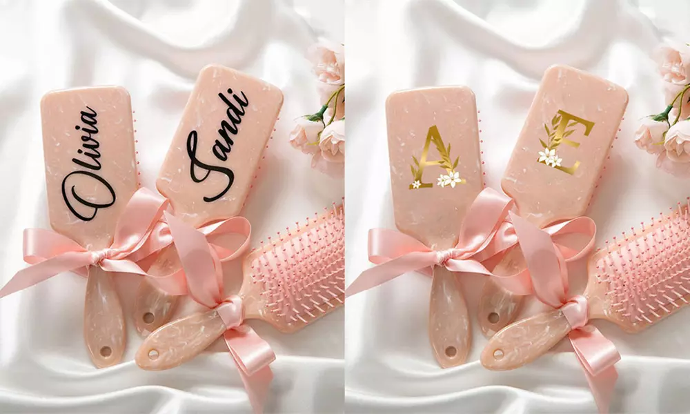 Personalisierbare Haarbürste mit Namen in verschiedenen Designs nach Wahl von Justyling (bis zu79% sparen) - Primary Image