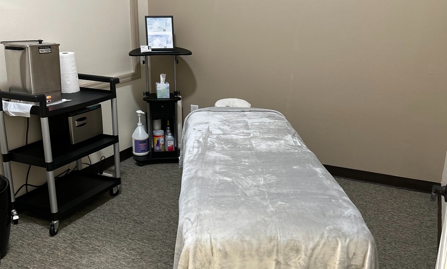 Image 2: 30-, 60- or 90-Min Massage (Swedish, Deep Tissue/ Reflexology)