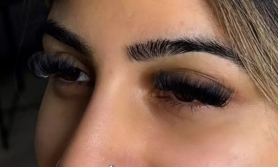 Achieve Stunning Look with Eyelash Extensions!