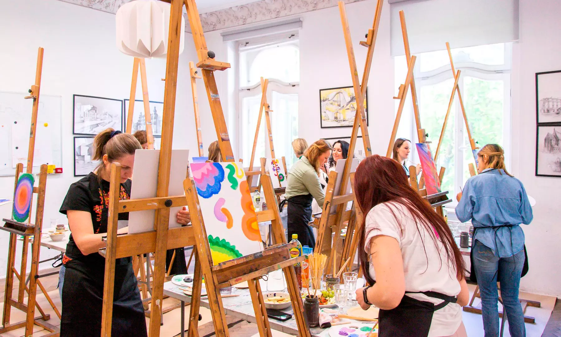 Odkryj w sobie artystyczną duszę: malowanie przy winie z przekąskami