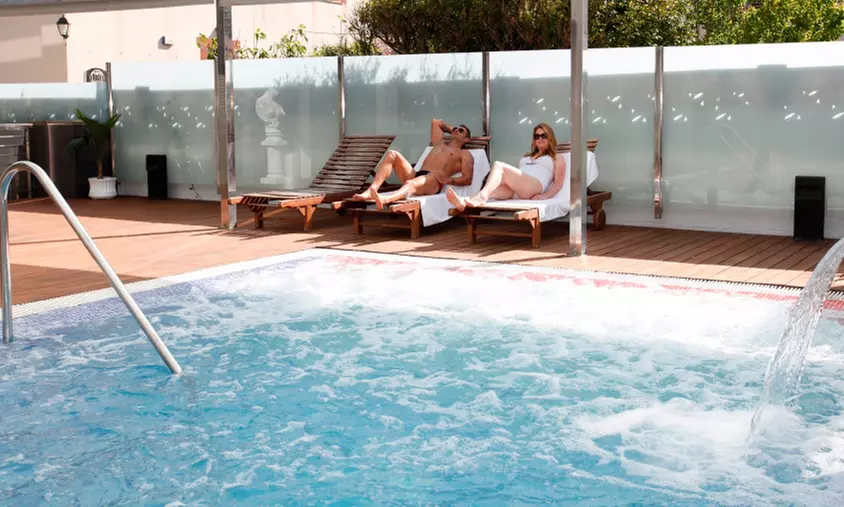 Circuito spa con opción a almuerzo o cena con bebida y masaje para 2