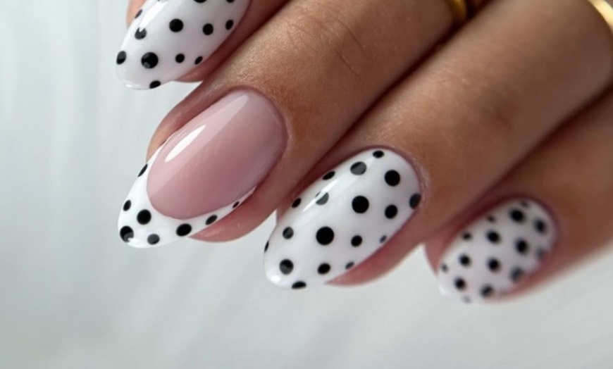 Image 8: 1 sesión de manicura y/o pedicura con esmaltado semipermanente