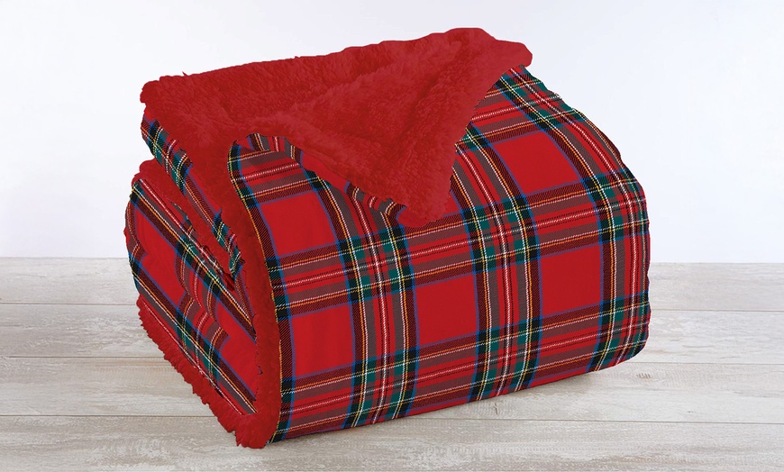 Image 26: Plaid réversible sherpa et microfibre