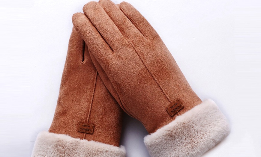 Image 6: One or Two Sherpa Lined Gloves 