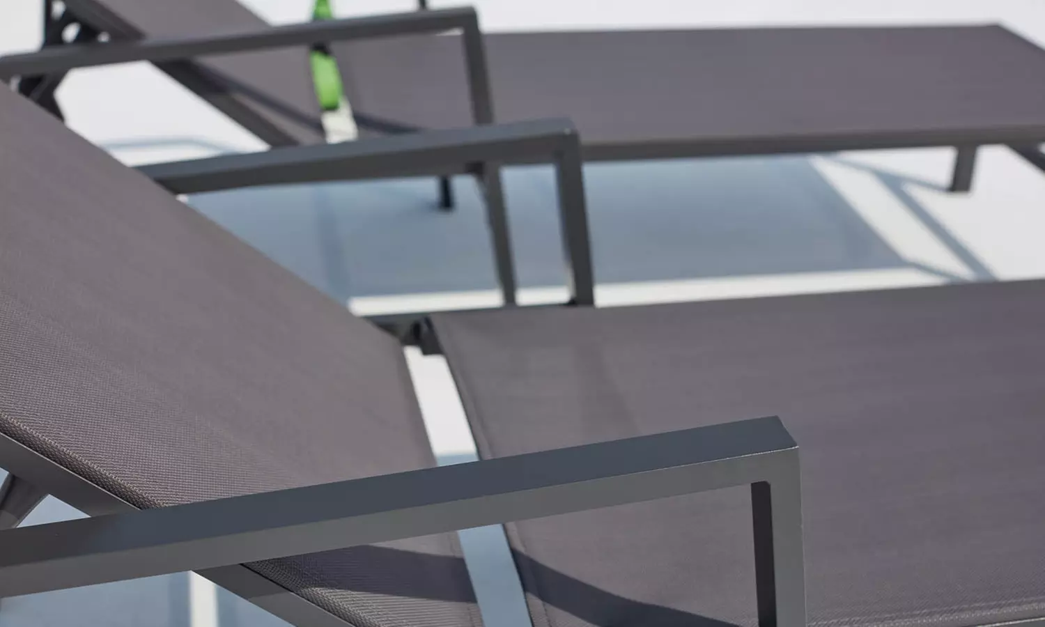 Lot de 2 transats en aluminium avec accoudoirs de Kocoon