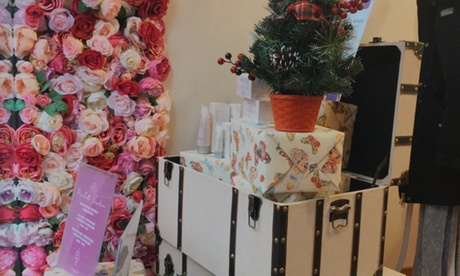 Pacchetto bellezza per corpo con manicure, smalto e ceretta al salone Lux Beauty Milano (sconto fino a 55%)