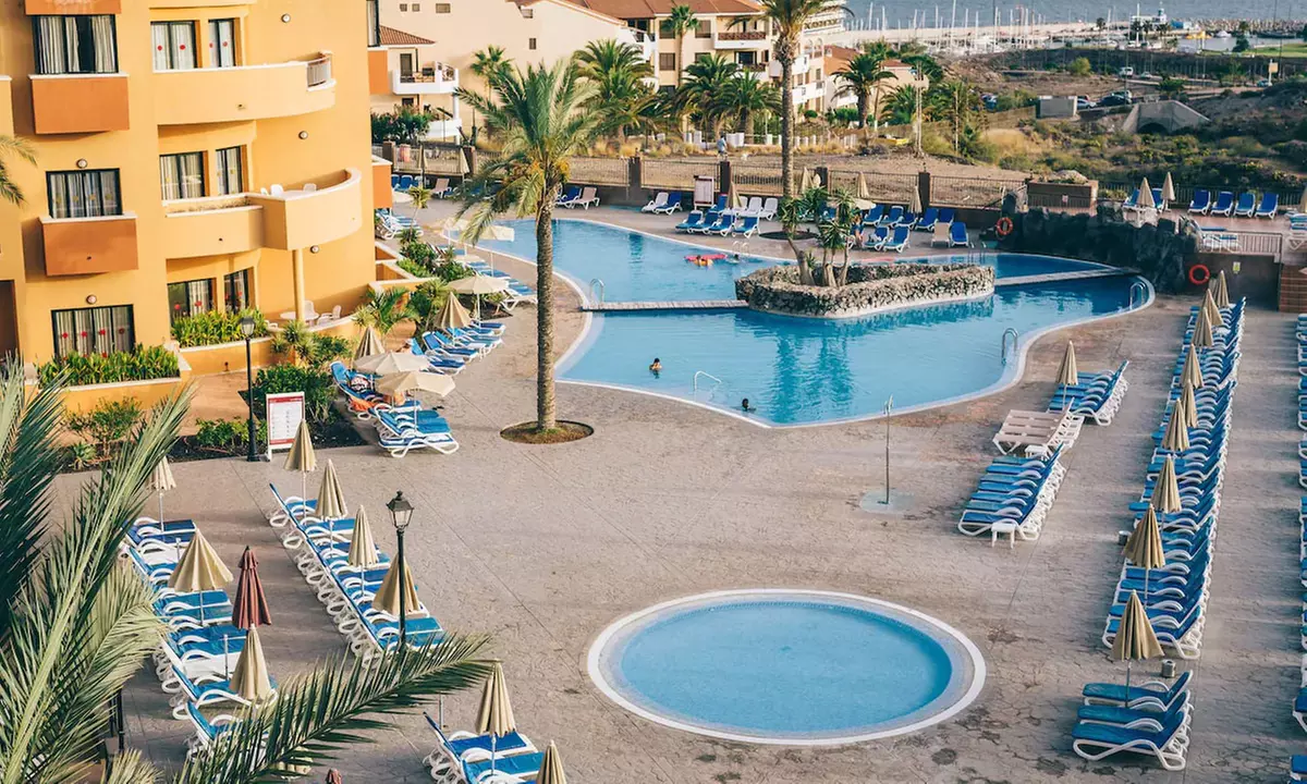 Cena para 2 o 4 personas con bebida ilimitada y cóctel en hotel 5*