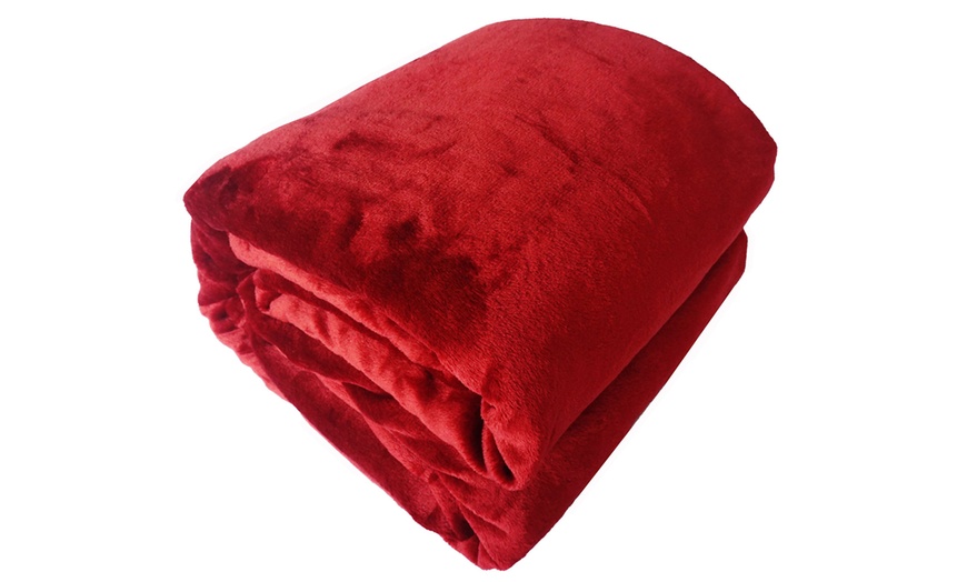 Image 3: Sleeved Throw Blanket