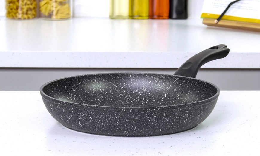 Image 2: Blackmoor 28cm Non-Stick Frying Pan