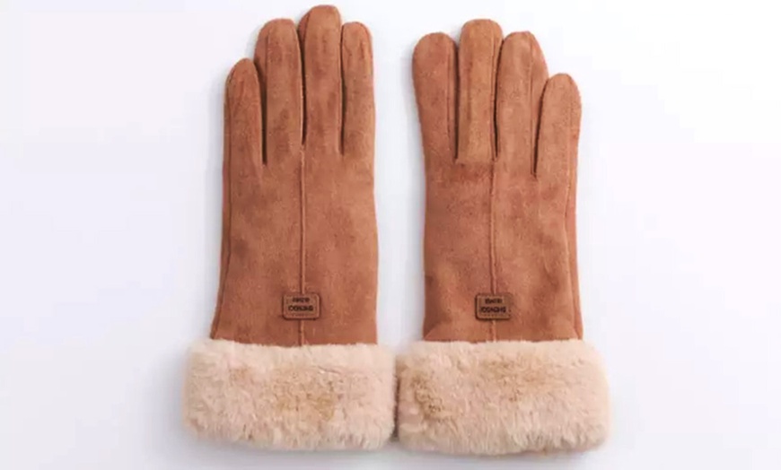 Image 5: One or Two Sherpa Lined Gloves 