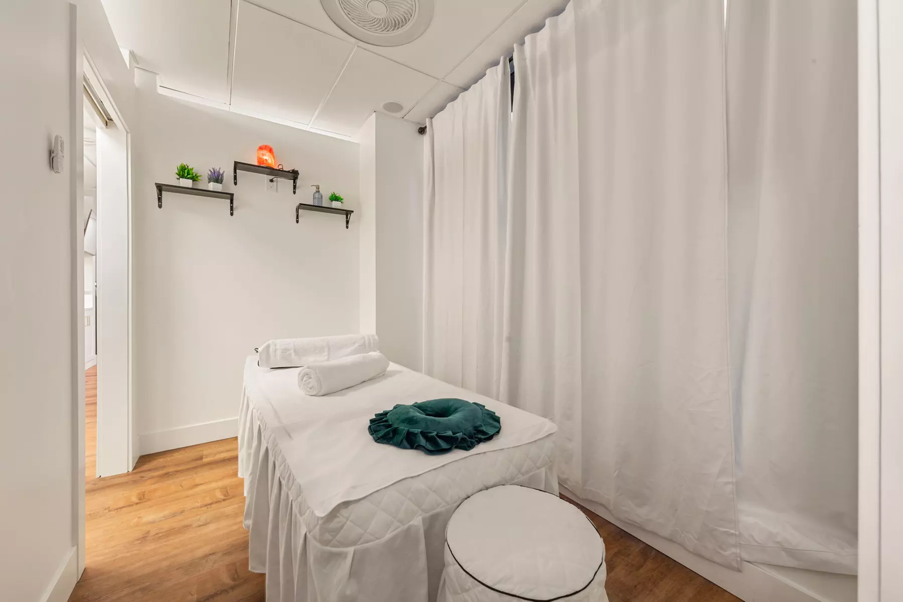 Personalized Massages with Hot Towels & Aromatherapy