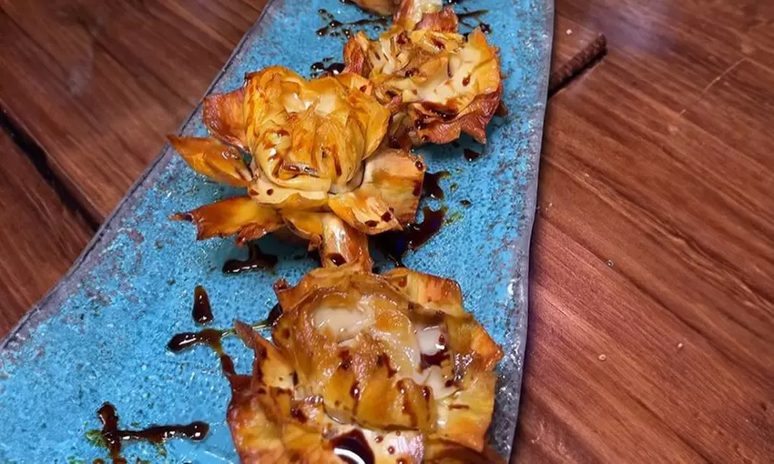 Menú picoteo para 2 o 4 personas con tablas y bebidas a elegir