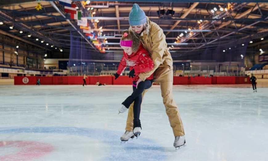 Image 6: Entrada a pista de hielo para niños y adultos con alquiler de patines