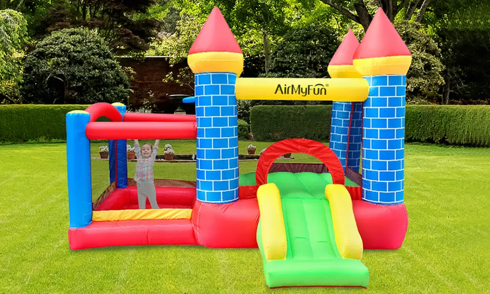 Châteaux gonflables géants avec toboggans et parcs aquatiques AirMyFun, livraison offerte - Primary Image