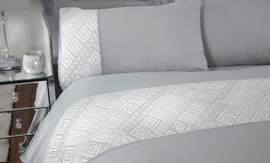 Image 4: 3D Geometric Lurex Jacquard Duvet Sets