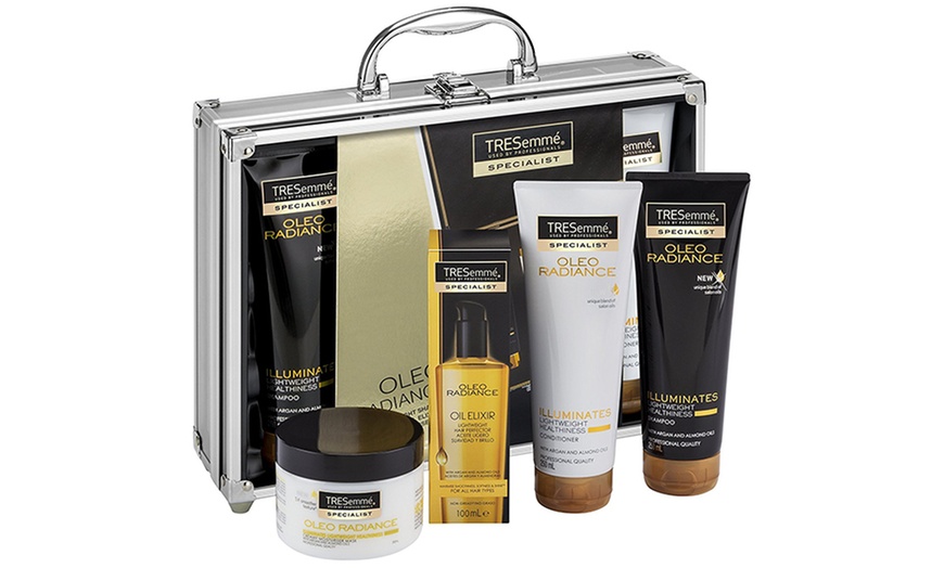 Image 7: Dove or Tresemme Gift Set
