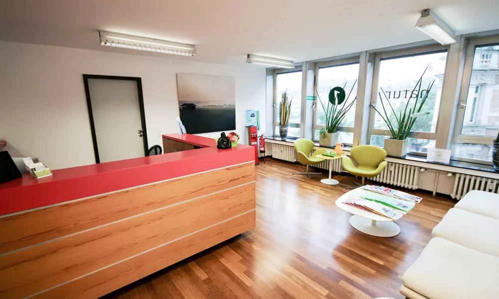 Faltenbehandlung mit 1 ml Hyaluronsäure an 1 oder 2 Zonen nach Wahl bei Dr. phil. Iris Heyer (52% sparen*) - Second Medium