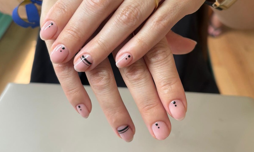 Image 2: Uñas listas: sesión de manicura o pedicura con esmalte semipermanente