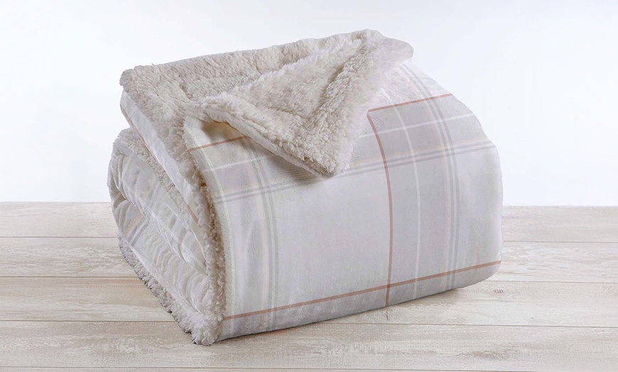 Image 23: Plaid réversible sherpa et microfibre