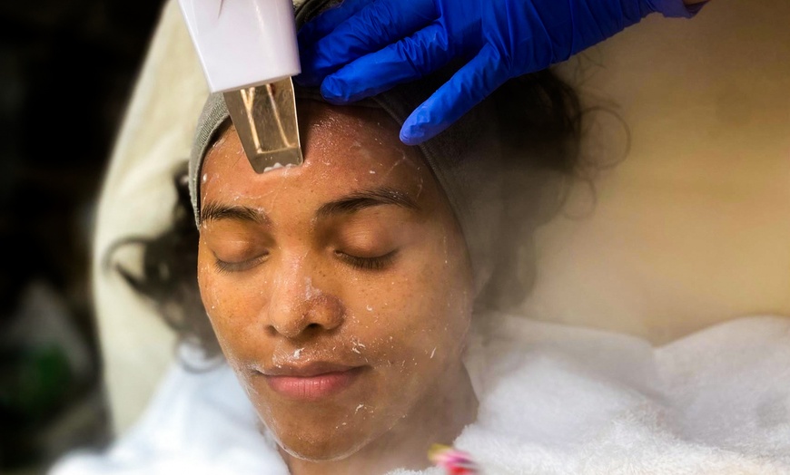 Image 1: Refresh Your Skin With Hydra-facial Session