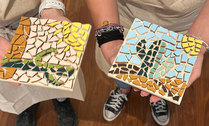 Image 5: Taller Mosaico Gaudí de 2 horas con bebidas ilimitadas y copa de vino