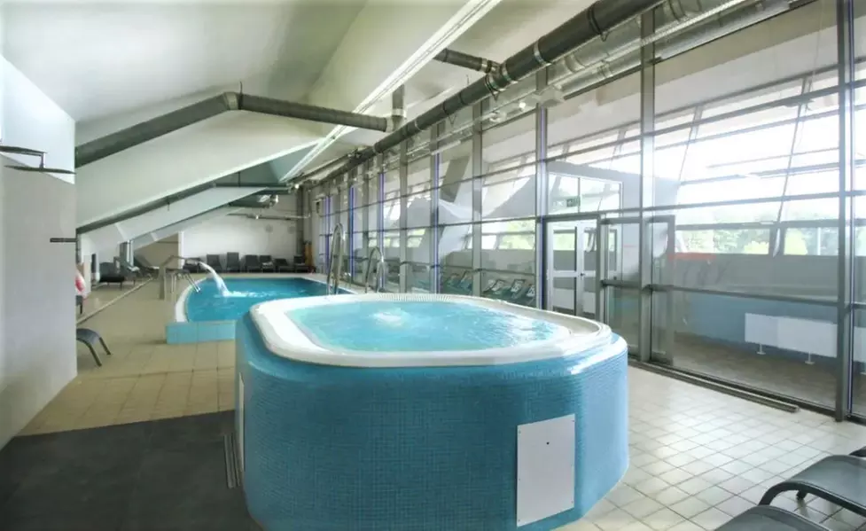 Wejście do Term Krakowskie Błonia z napojem