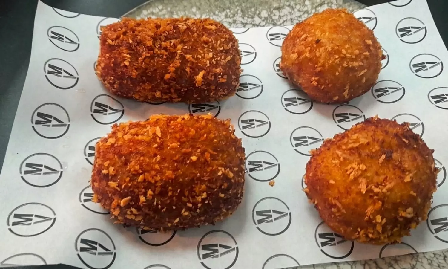 Menú con entrante, principal, postre, bebida y opción a vino