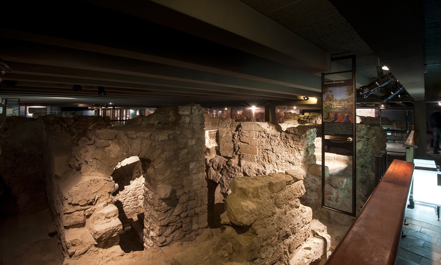 Image 1: Une entrée à la Crypte archéologique de l'île de la Cité