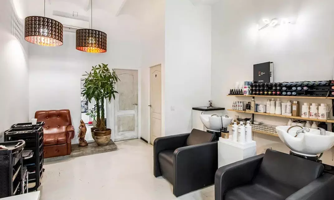 Sesión de peluquería, opción a corte y color, junto al Paseo de Gracia