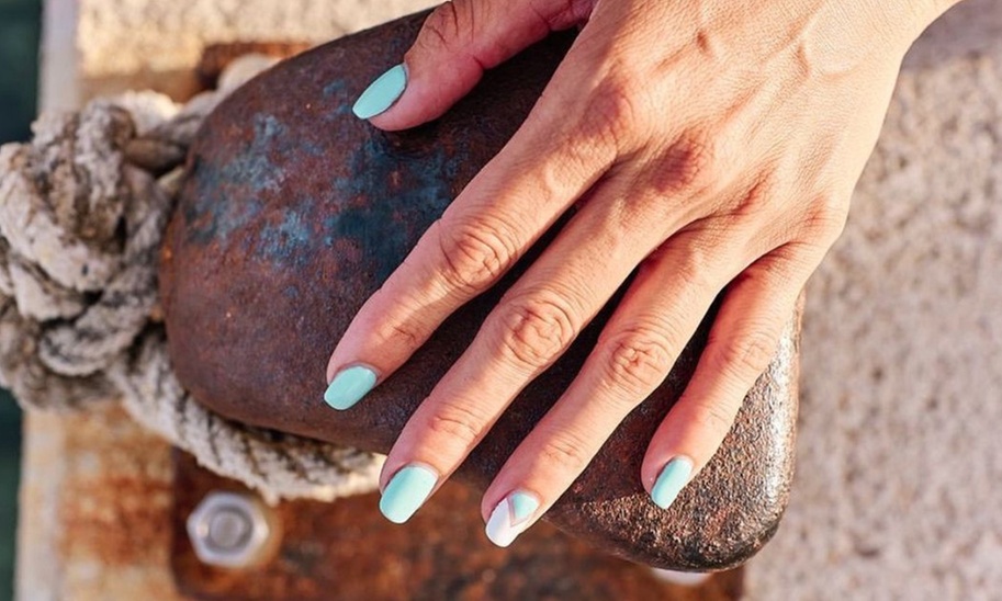 Manicura y/o pedicura con esmaltado de gel semipermanente